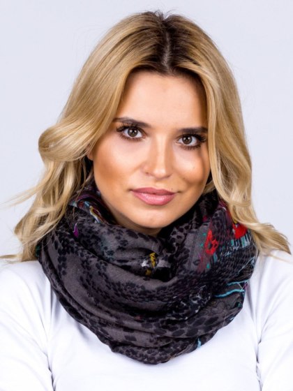Grafitowo-czarna zwiewna chusta damska w ludowe wzory – Stylowy Wieszak