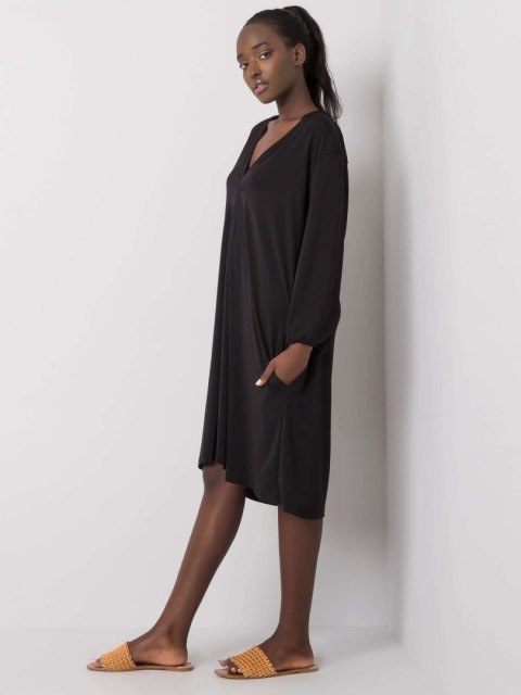 Sukienka czarna oversize elegancka z dekoltem, midi Yetta M Sukienka czarna oversize elegancka z dekoltem, midi Yetta M