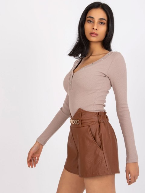 Szorty Iwetta z eko skóry i ozdobnym łańcuszkiem – Stylowy Wieszak