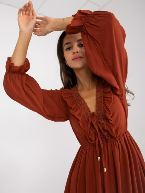Sukienka boho ceglasta z falbaną i wiązaniem przy dekolcie MSukienka boho ceglasta z falbaną i wiązaniem przy dekolcie M Sukienka boho ceglasta z falbaną i wiązaniem przy dekolcie MSukienka boho ceglasta z falbaną i wiązaniem przy dekolcie M