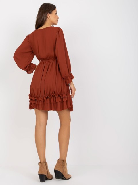 Sukienka boho ceglasta z falbaną i wiązaniem przy dekolcie M Sukienka boho ceglasta z falbaną i wiązaniem przy dekolcie M