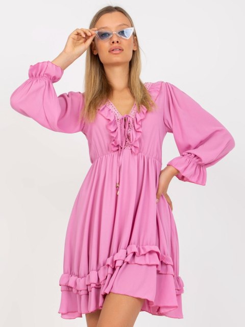Sukienka różowa mini z falbaną styl Boho z koronką Sukienka różowa mini z falbaną styl Boho z koronką