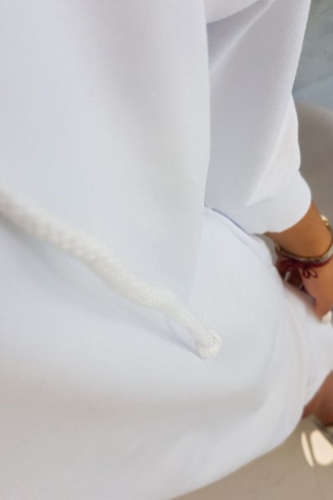 Sukienka z kapturem i dłuższym tyłem biała