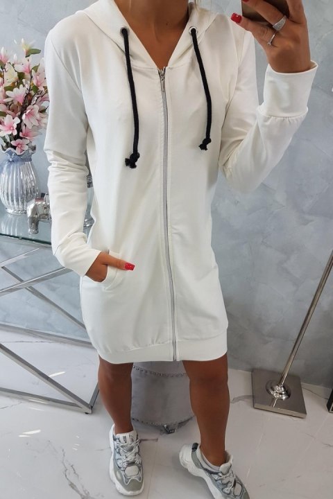 Bluza ecru z kapturem i kieszeniami – klasyczny codzienny look