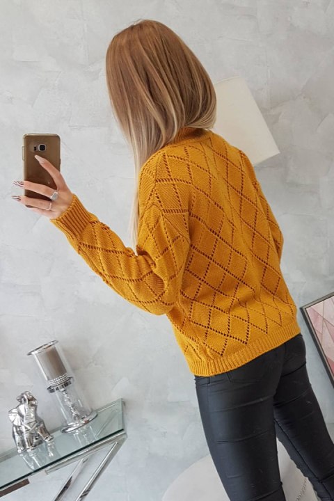 Sweter z półgolfem i wzorem w romby musztardowy Sweter z półgolfem i wzorem w romby musztardowy