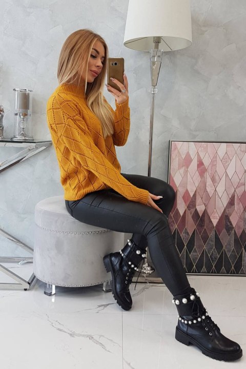 Sweter z półgolfem i wzorem w romby musztardowy Sweter z półgolfem i wzorem w romby musztardowy