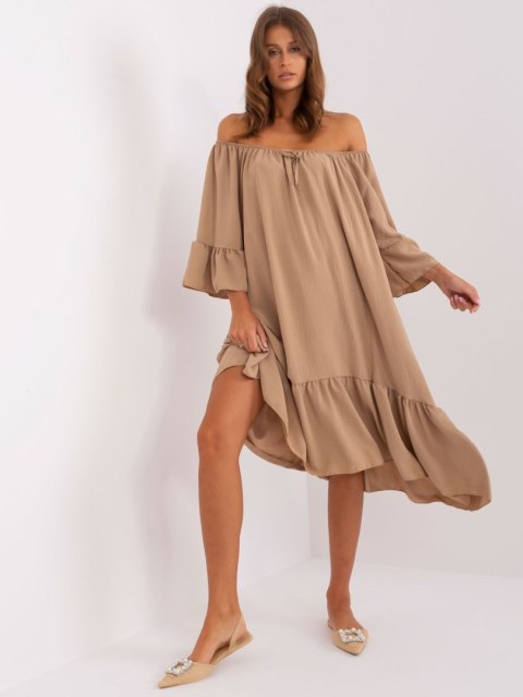Camelowa sukienka oversize z falbanką i szerokim rękawem Camelowa sukienka oversize z falbanką i szerokim rękawem