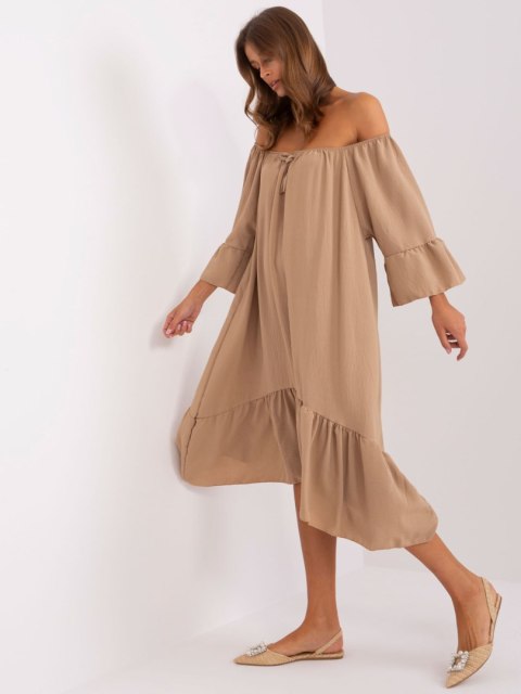 Camelowa sukienka oversize z falbanką i szerokim rękawem Camelowa sukienka oversize z falbanką i szerokim rękawem