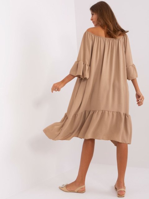 Camelowa sukienka oversize z falbanką i szerokim rękawem Camelowa sukienka oversize z falbanką i szerokim rękawem