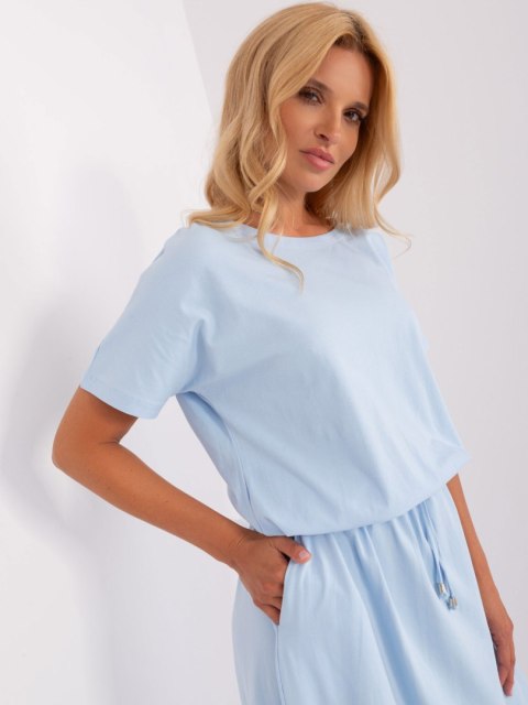 Jasnoniebieska maxi sukienka basic ze ściągaczem i kieszeniami Jasnoniebieska maxi sukienka basic ze ściągaczem i kieszeniami