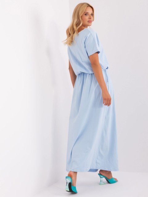 Jasnoniebieska maxi sukienka basic ze ściągaczem i kieszeniami Jasnoniebieska maxi sukienka basic ze ściągaczem i kieszeniami