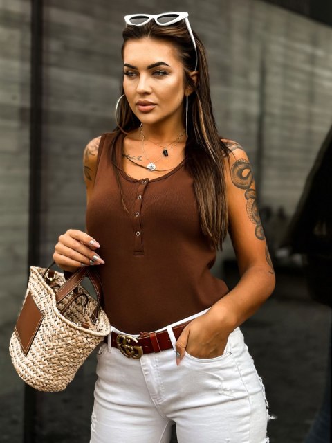 Top brązowy basic w prążek z zapieciem przy dekolcie Top brązowy basic w prążek z zapieciem przy dekolcie