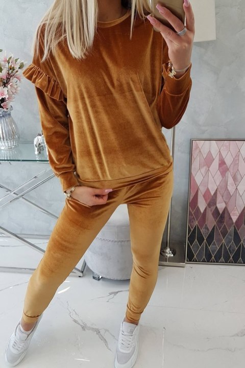 Komplet welurowy z falbankami camelowy