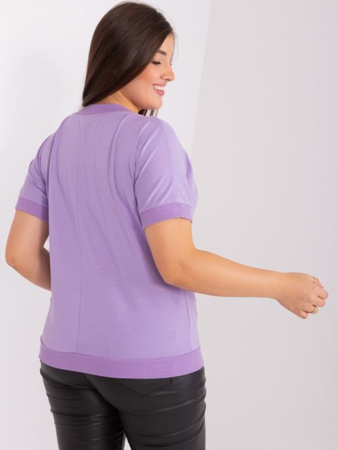 Bluzka t-shirt jasno fioletowy z nadrukiem pióro plus size Bluzka t-shirt jasno fioletowy z nadrukiem pióro plus size