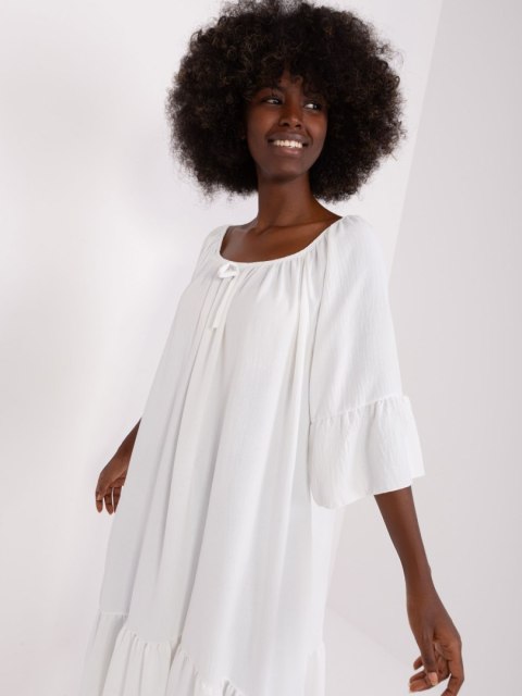 Ecru sukienka oversize z falbanką i szerokim rękawem Ecru sukienka oversize z falbanką i szerokim rękawem