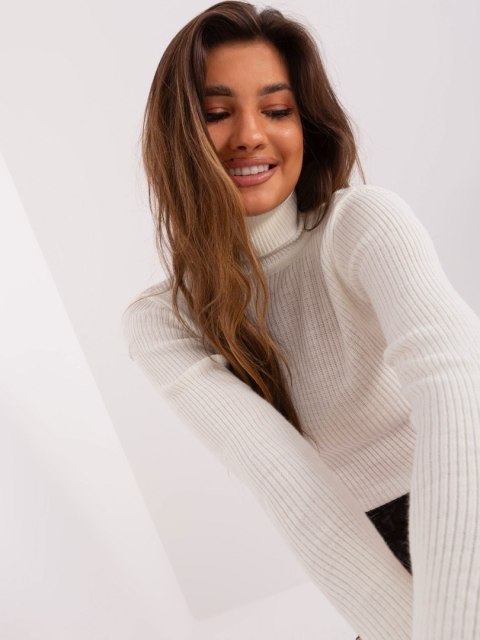 Golf ecru dopasowany sweter w prążek akrylowy Golf ecru dopasowany sweter w prążek akrylowy