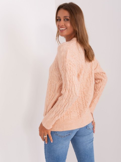 Sweter damski brzoskwiniowy z warkoczami i ściągaczami oversize Sweter damski brzoskwiniowy z warkoczami i ściągaczami oversize