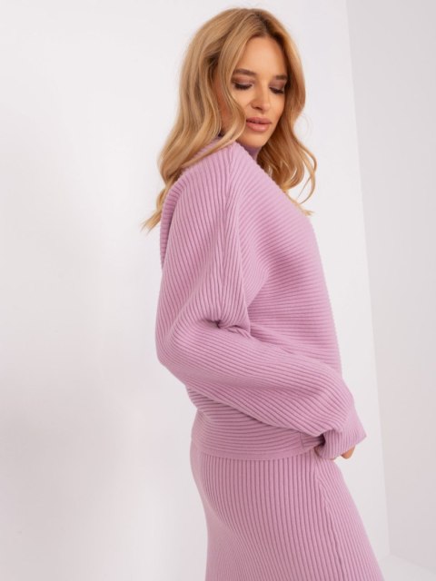Sweter z golfem jasnofioletowy o kroju nietoperz w prążek Sweter z golfem jasnofioletowy o kroju nietoperz w prążek