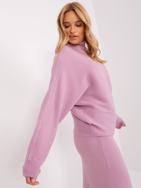 Sweter z golfem jasnofioletowy o kroju nietoperz w prążek Sweter z golfem jasnofioletowy o kroju nietoperz w prążek