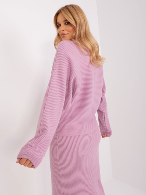 Sweter z golfem jasnofioletowy o kroju nietoperz w prążek Sweter z golfem jasnofioletowy o kroju nietoperz w prążek