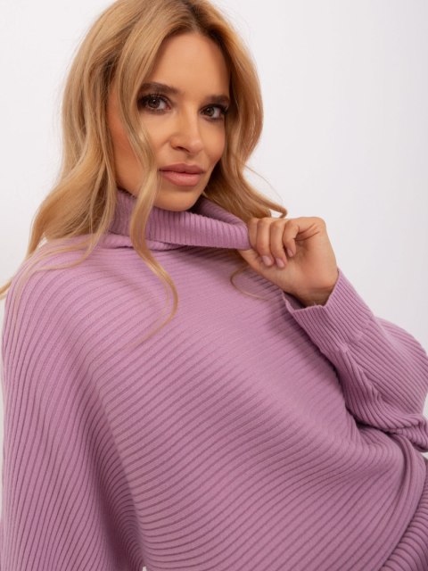 Sweter z golfem jasnofioletowy o kroju nietoperz w prążek Sweter z golfem jasnofioletowy o kroju nietoperz w prążek