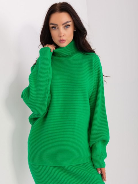 Sweter z golfem zielony o kroju nietoperz w prążek Sweter z golfem zielony o kroju nietoperz w prążek