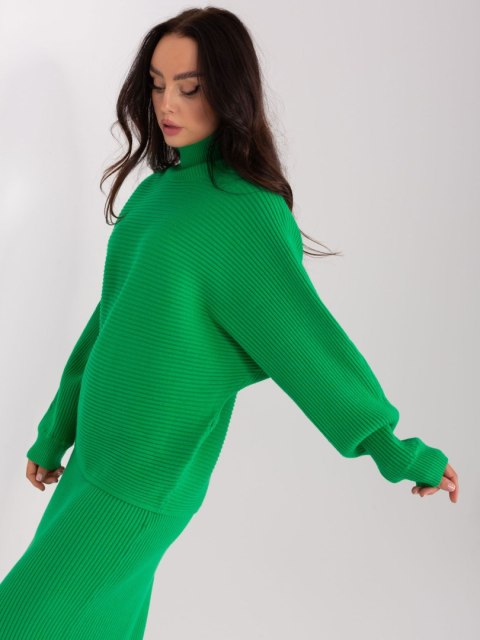 Sweter z golfem zielony o kroju nietoperz w prążek Sweter z golfem zielony o kroju nietoperz w prążek