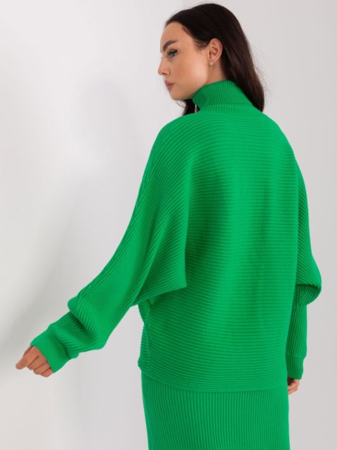 Sweter z golfem zielony o kroju nietoperz w prążek Sweter z golfem zielony o kroju nietoperz w prążek