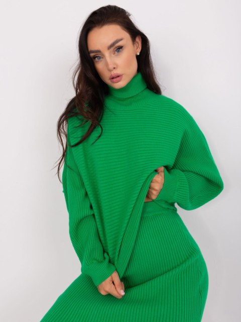 Sweter z golfem zielony o kroju nietoperz w prążek Sweter z golfem zielony o kroju nietoperz w prążek