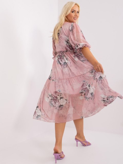 Sukienka różowa w kwiaty z paskiem plus size Sukienka różowa w kwiaty z paskiem plus size