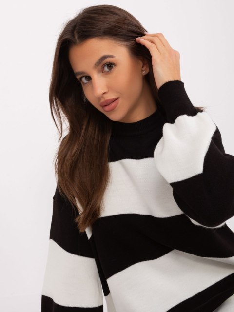 Sweter długi oversize w czarne paski akrylowy Sweter długi oversize w czarne paski akrylowy