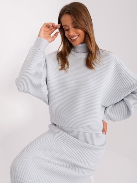 Sweter z golfem jasnoszary o kroju nietoperz Sweter z golfem jasnoszary o kroju nietoperz