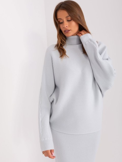 Sweter z golfem jasnoszary o kroju nietoperz Sweter z golfem jasnoszary o kroju nietoperz