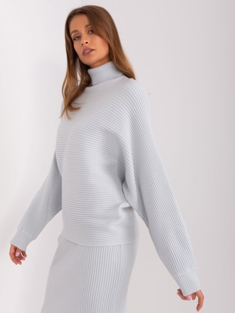 Sweter z golfem jasnoszary o kroju nietoperz Sweter z golfem jasnoszary o kroju nietoperz