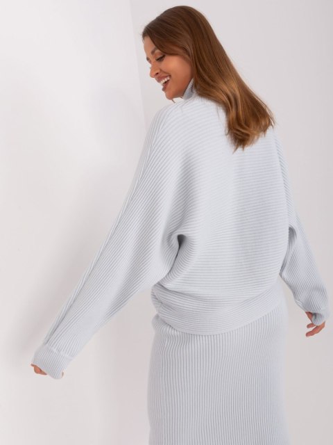 Sweter z golfem jasnoszary o kroju nietoperz Sweter z golfem jasnoszary o kroju nietoperz