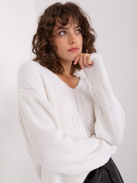 Sweter klasyczny damski z dekoltem ecru luźny krój Sweter klasyczny damski z dekoltem ecru luźny krój