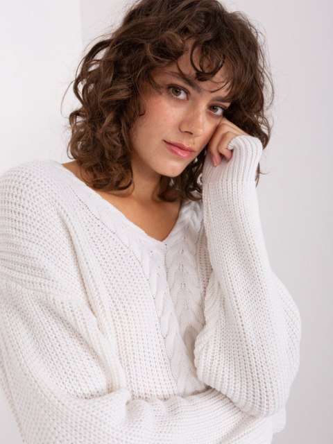 Sweter klasyczny damski z dekoltem ecru luźny krój Sweter klasyczny damski z dekoltem ecru luźny krój