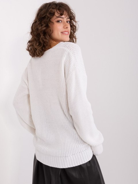 Sweter klasyczny damski z dekoltem ecru luźny krój Sweter klasyczny damski z dekoltem ecru luźny krój