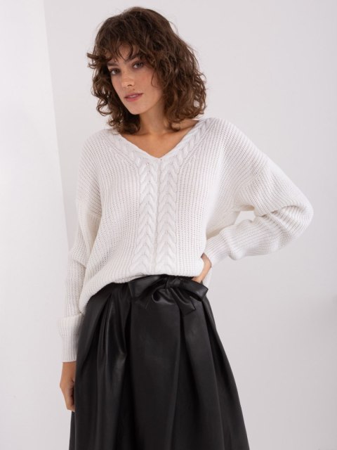 Sweter klasyczny damski z dekoltem ecru luźny krój Sweter klasyczny damski z dekoltem ecru luźny krój
