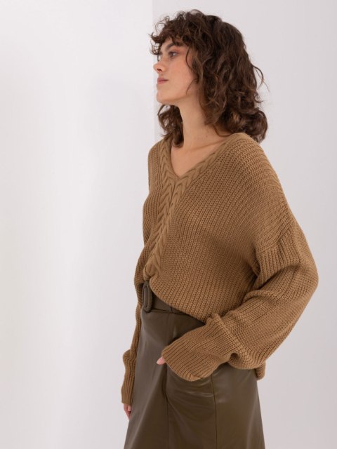 Sweter damski klasyczny camelowy z dekoletm i ściągaczami Sweter damski klasyczny camelowy z dekoletm i ściągaczami
