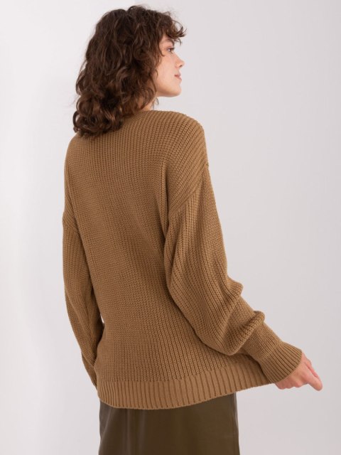 Sweter damski klasyczny camelowy z dekoletm i ściągaczami Sweter damski klasyczny camelowy z dekoletm i ściągaczami