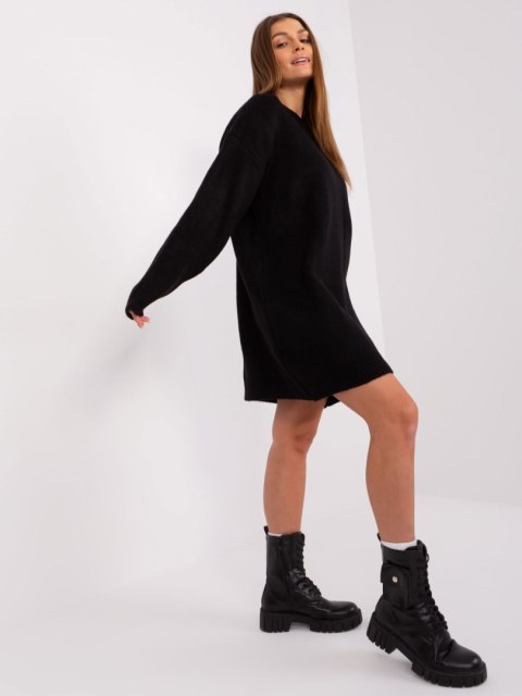 Sukienka dzianinowa czarna oversize akrylowa Rue Paris Sukienka dzianinowa czarna oversize akrylowa Rue Paris