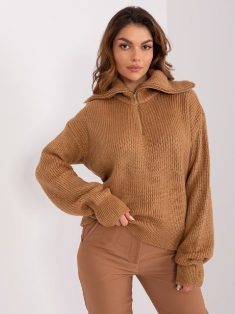 Damski sweter camelowy oversize z golfem, akrylowy Damski sweter camelowy oversize z golfem, akrylowy