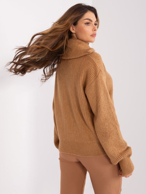 Damski sweter camelowy oversize z golfem, akrylowy Damski sweter camelowy oversize z golfem, akrylowy