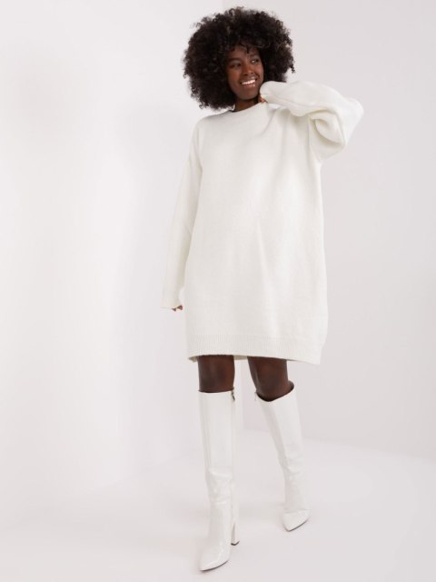 Sukienka dzianinowa ecru oversize akrylowa Rue Paris Sukienka dzianinowa ecru oversize akrylowa Rue Paris