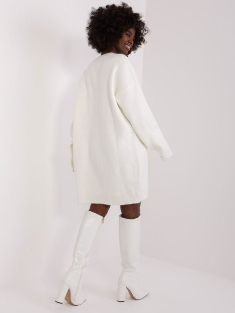 Sukienka dzianinowa ecru oversize akrylowa Rue Paris Sukienka dzianinowa ecru oversize akrylowa Rue Paris
