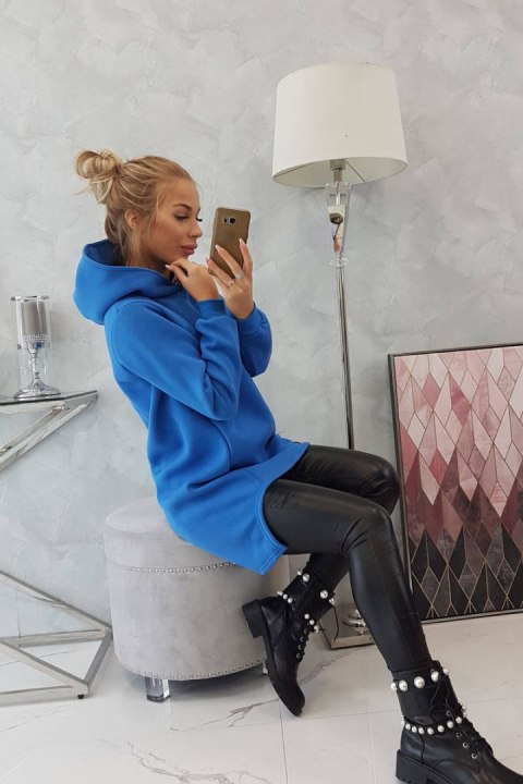Bluza ocieplana z dłuższym tyłem chabrowa, z kapturem, asymetryczna