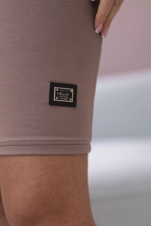 Sukienka sportowa z kieszeniami wiązana przy szyi mocca Sukienka sportowa z kieszeniami wiązana przy szyi mocca