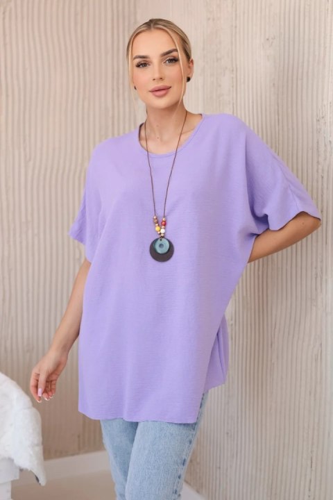 Bluzka oversize z wisiorkiem jasno fioletowa, krótki rękaw Bluzka oversize z wisiorkiem jasno fioletowa, krótki rękaw