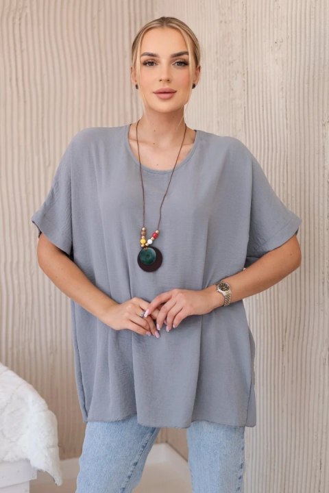 Bluzka oversize z wisiorkiem szara, krótki rękaw Bluzka oversize z wisiorkiem szara, krótki rękaw